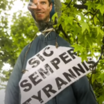 Des manifestants pendent l'effigie du gouverneur Andy Beshear devant le Capitole du Kentucky