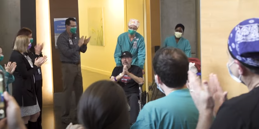 Michael Flor quitte le Swedish Hospital après 62 jours de combat contre le coronavirus. Photo : YouTube