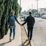 Couple enlacé sur un lit, illustration de l'article sur l'interdiction des relations sexuelles hors foyer en Angleterre