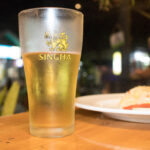 Une bière Singha dans un verre, photographiée à Bangkok, Thaïlande