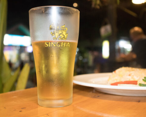 Une bière Singha dans un verre, photographiée à Bangkok, Thaïlande