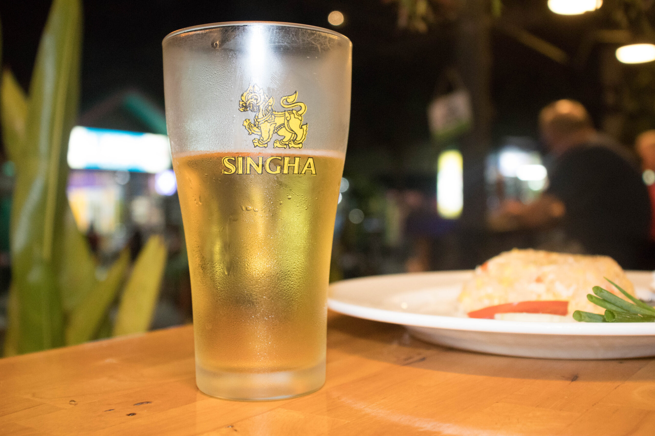 Une bière Singha dans un verre, photographiée à Bangkok, Thaïlande