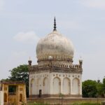 Un bâtiment en béton brun au Pakistan