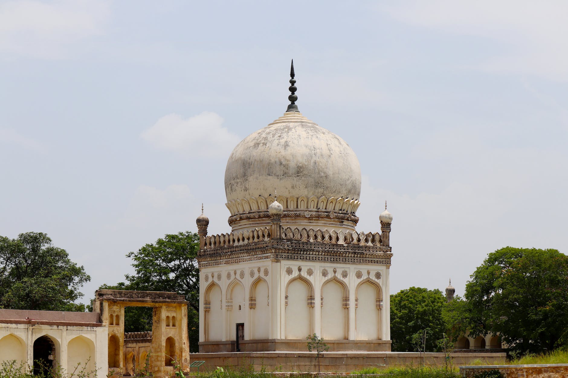 Un bâtiment en béton brun au Pakistan