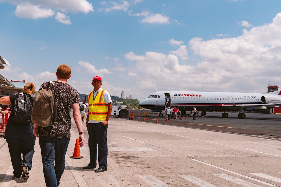 Une passagere emballe trois sieges en classe economique avec du film plastique dans un avion