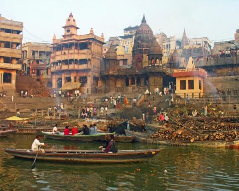 Bûcher funéraire au ghat de Manikarnika, Varanasi, Inde