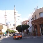 Vue de rue à Ismaïlia, Égypte, avec minarets en arrière-plan