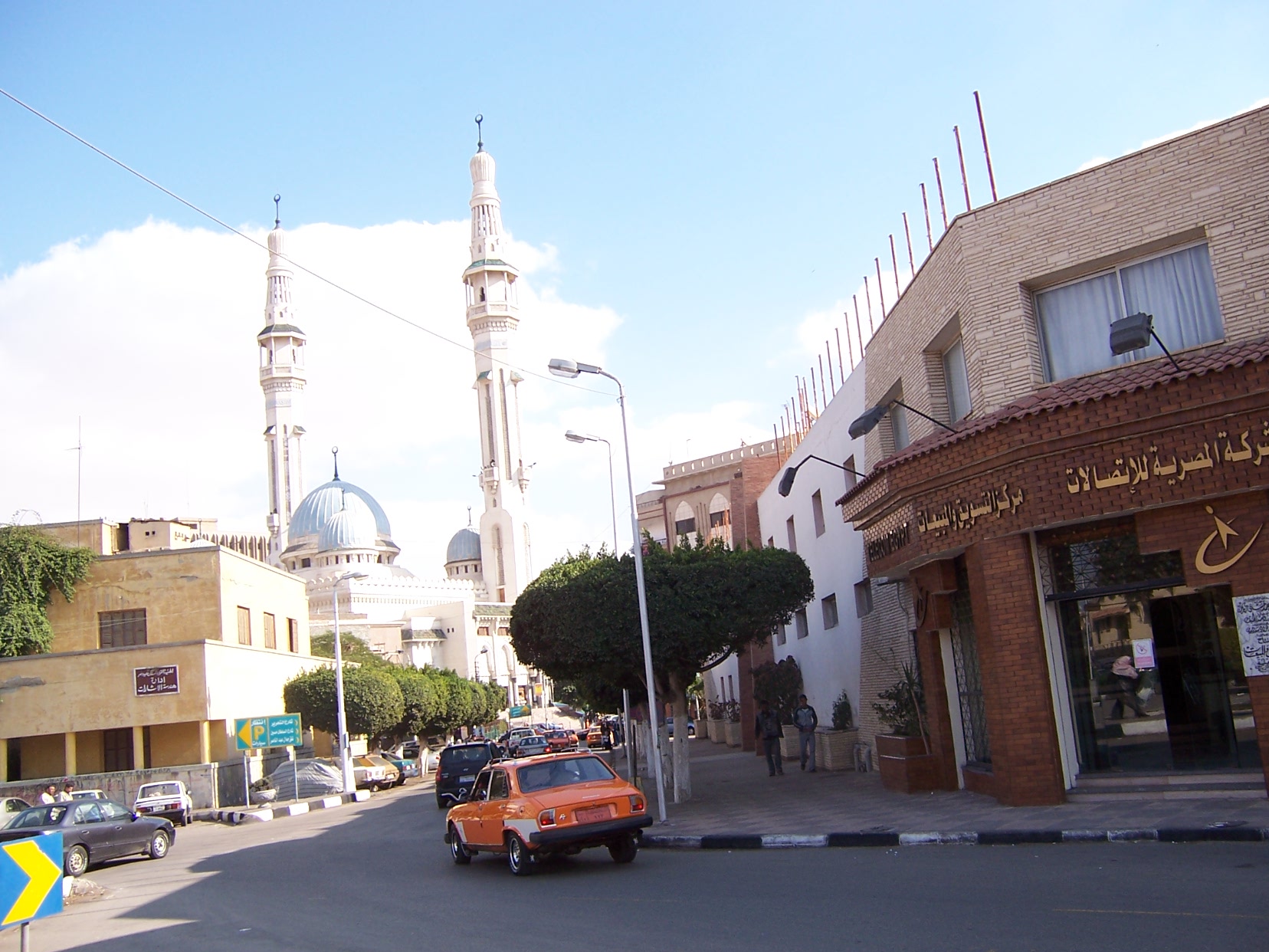 Vue de rue à Ismaïlia, Égypte, avec minarets en arrière-plan