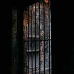 Barreaux de prison rouillés avec jeu d'ombre et de lumière — Venezuela