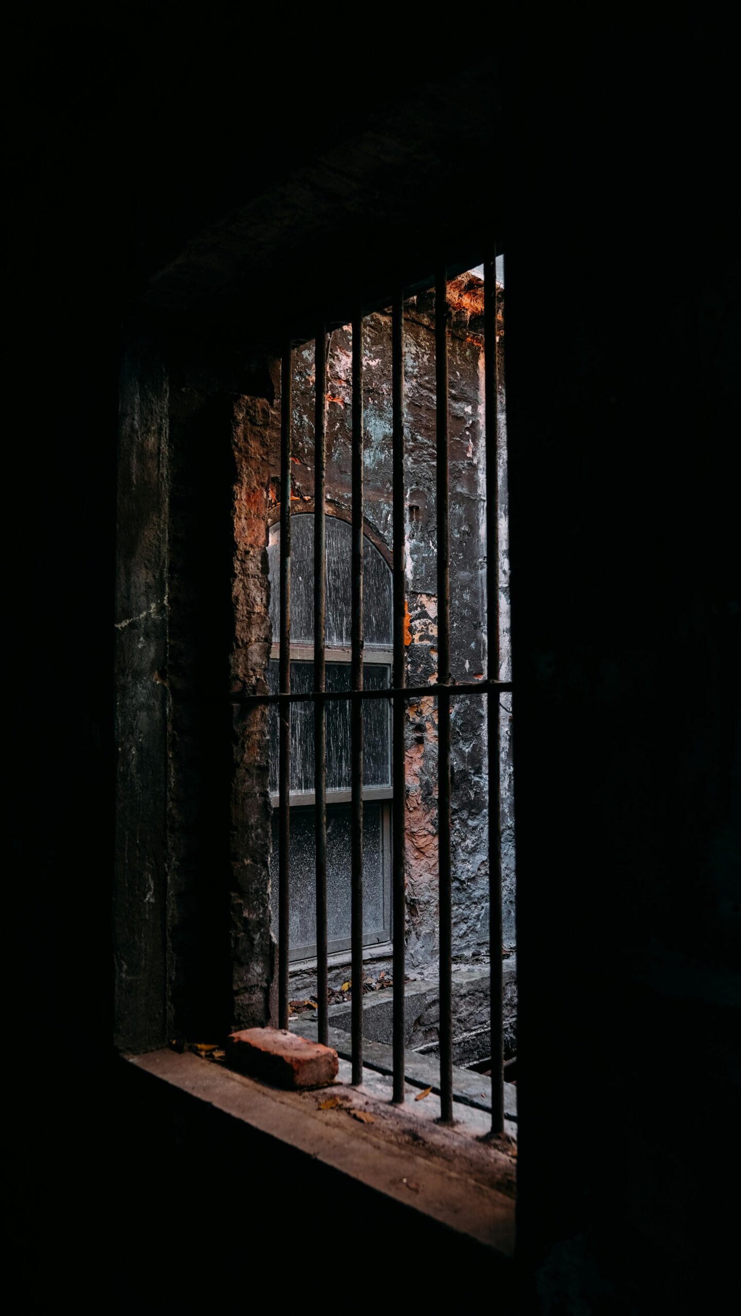 Barreaux de prison rouillés avec jeu d'ombre et de lumière — Venezuela