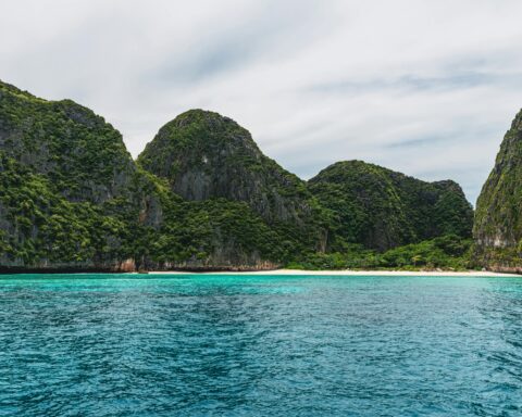 Limestone cliffs and turquoise waters on a Thai beach