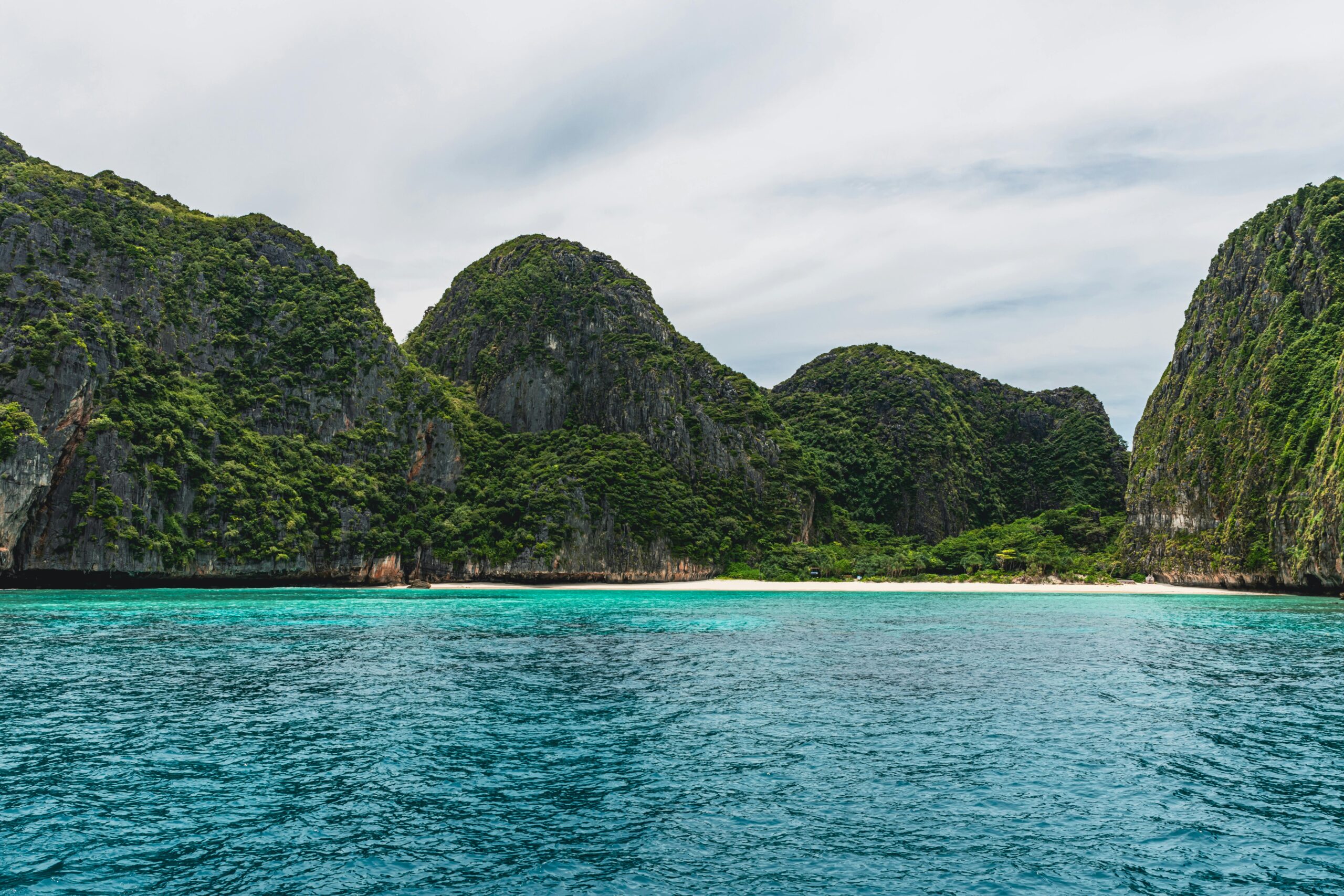 Limestone cliffs and turquoise waters on a Thai beach