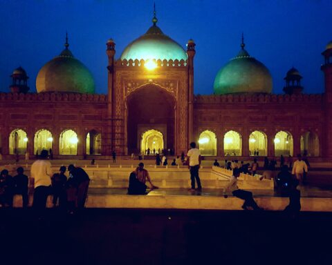 La mosquée Badshahi à Lahore, Pakistan, de nuit