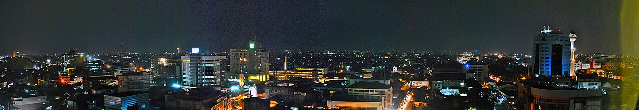 Vue nocturne du centre-ville de Bandung, Java-Ouest, Indonésie