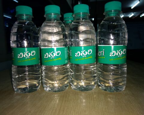 Bouteilles d'eau indiennes de la marque Bisleri — le « Botal Baba » affirmait guérir le cancer en soufflant dans des bouteilles similaires
