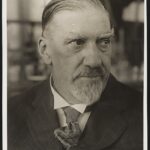 Charles Norris, médecin légiste en chef de New York City, vers 1920