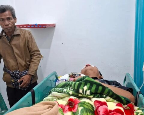 Wandaniel Girsang, injured in the face, treated at Sidikalang hospital on May 7, 2026.