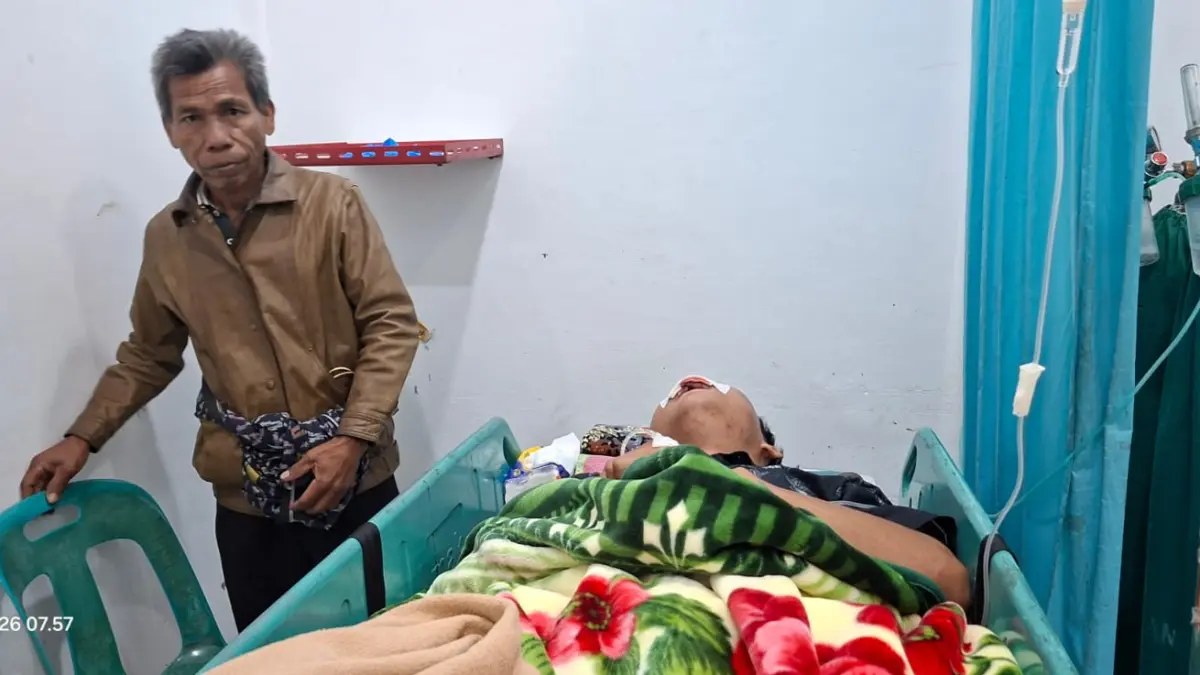Wandaniel Girsang, injured in the face, treated at Sidikalang hospital on May 7, 2026.
