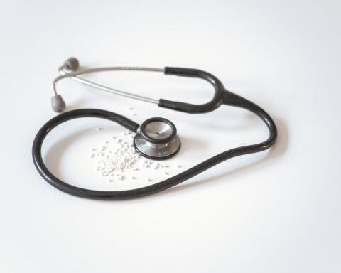 StÃ©thoscope et dossier mÃ©dical sur un bureau