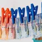 Des billets de banque liés à une affaire de corruption et de blanchiment d'argent