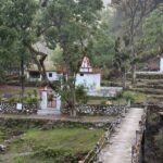 Un ashram nich├⌐ dans la v├⌐g├⌐tation dense de lΓÇÖUttarakhand, Inde