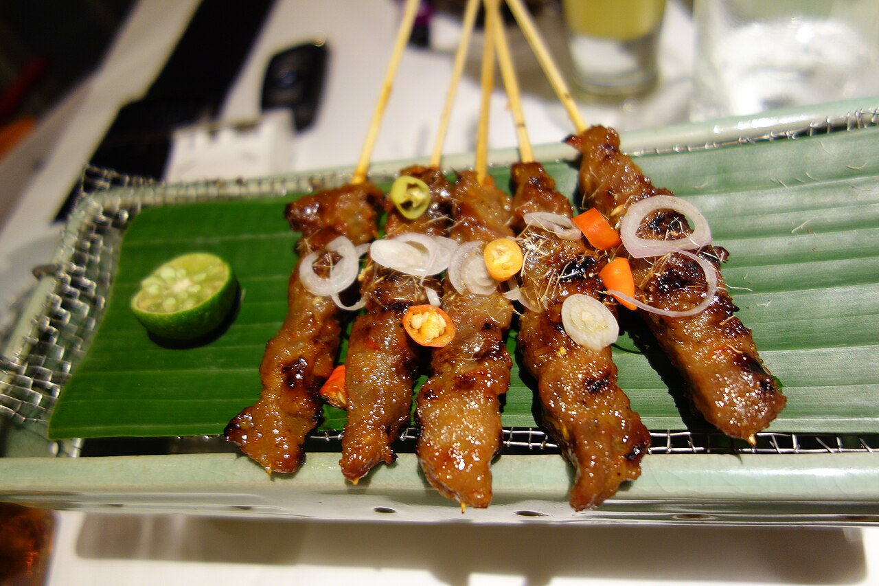 Une portion de sate ayam (brochettes de poulet grille) a Jakarta, Indonesie