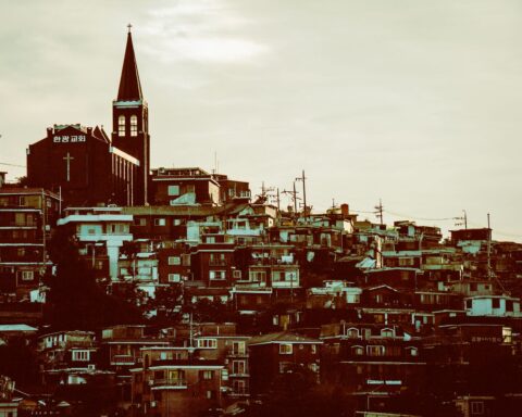 Croix chrétienne sur une colline résidentielle de Séoul, Corée du Sud