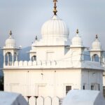 Dôme blanc d'un gourdouara à Anandpur Sahib, au Pendjab, Inde (image d'illustration)